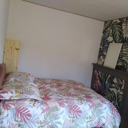 Appartement Cozy Dans Maison Privee Tauves Exteriör bild