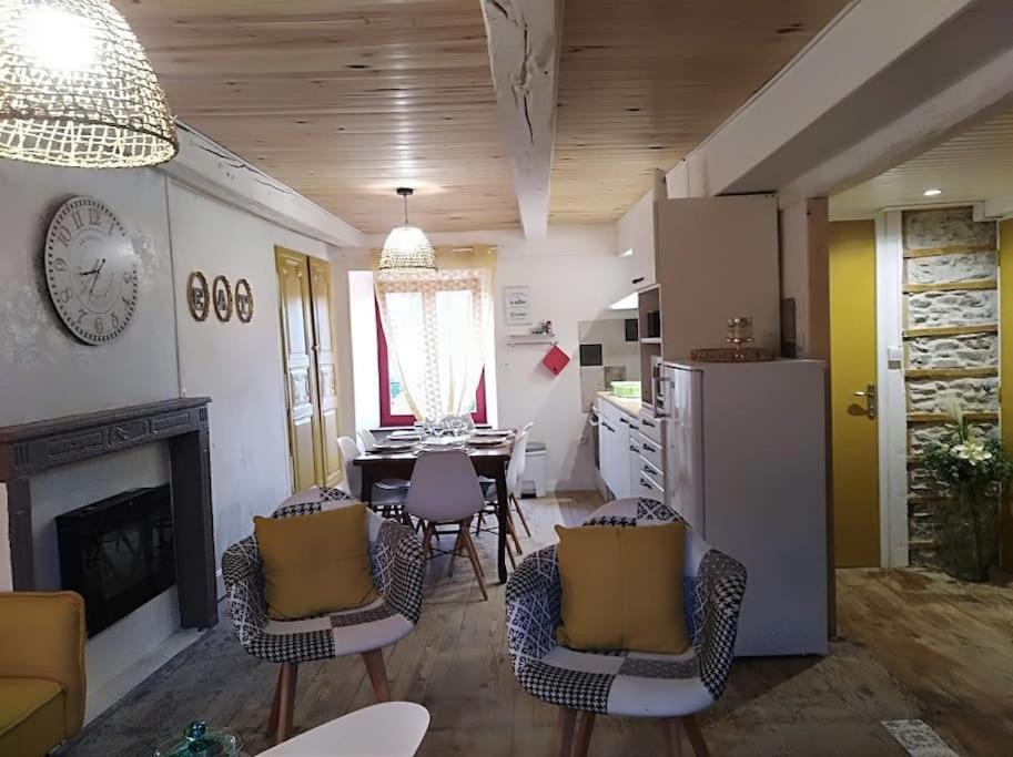 Appartement Cozy Dans Maison Privee Tauves Exteriör bild