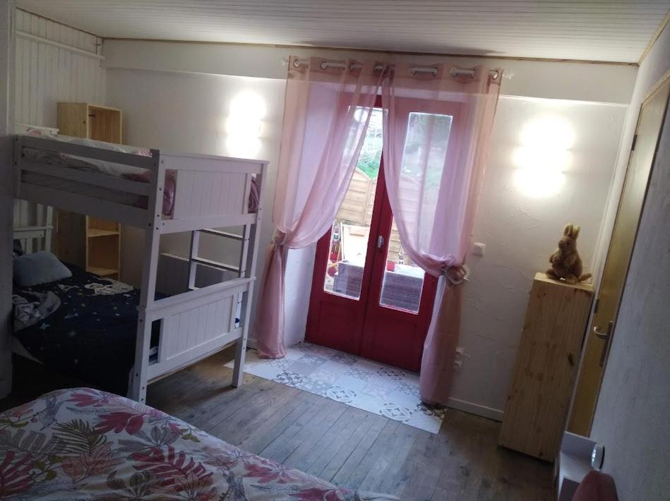 Appartement Cozy Dans Maison Privee Tauves Exteriör bild