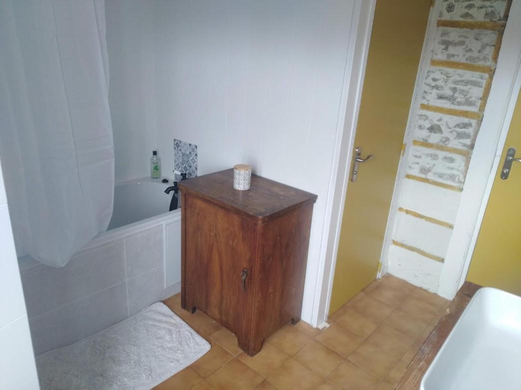 Appartement Cozy Dans Maison Privee Tauves Exteriör bild
